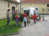 zdobení věnců a vrcholu máje prováděné svobodnými dívkami