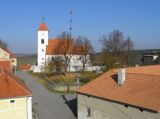 pohled severně ze střechy od Dušáků na jižní stranu kostela sv. Linharta na návsi v Čakově